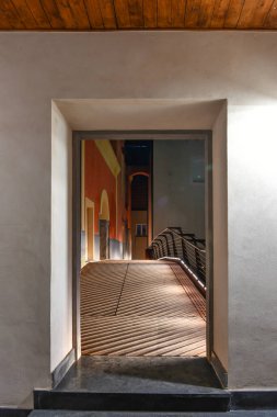 İtalya 'nın Napoli eyaletinde bir kasaba olan Pozzuoli' deki antik Roma tapınağının sütunları arasında inşa edilmiş bir ortaçağ kilisesinin duvarı..