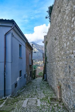 İtalya 'nın Benevento eyaletinde bir köy olan Montesarchio' nun eski evleri arasında dar bir sokak..