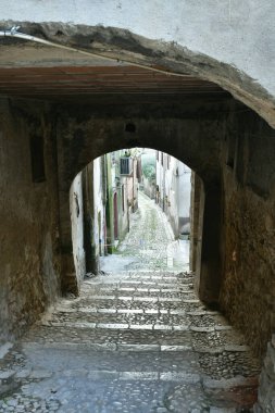 İtalya 'nın Benevento eyaletinde bir köy olan Montesarchio' nun eski evleri arasında dar bir sokak..
