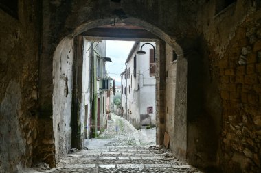 İtalya 'nın Benevento eyaletinde bir köy olan Montesarchio' nun eski evleri arasında dar bir sokak..