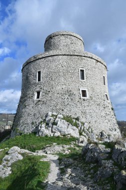 İtalya 'nın Benevento eyaletindeki küçük bir kasaba olan Montesarchio' da antik bir kule..