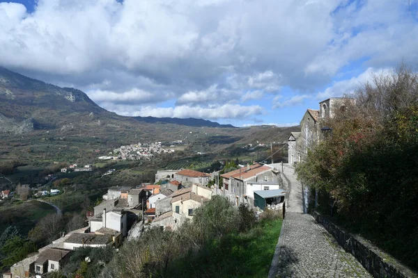 İtalya 'nın Benevento eyaletinde küçük bir kasaba olan Montesarchio' nun manzarası.