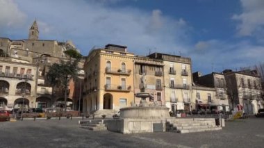 İtalya 'nın Benevento iline bağlı bir köy olan Montesarchio' nun ana meydanına bakınız..