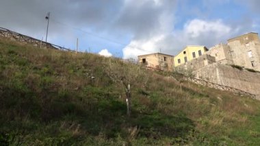 İtalya 'nın Benevento eyaletine bağlı küçük bir köy olan Montesarchio' nun manzarası.