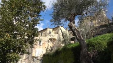 İtalya 'nın Benevento eyaletine bağlı küçük bir köy olan Montesarchio' nun manzarası.