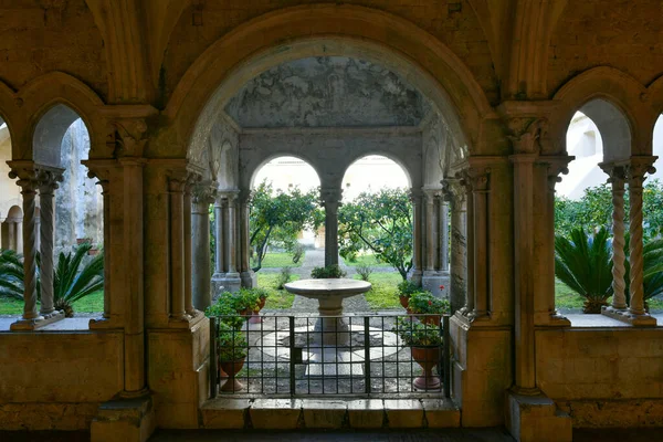 Detail Cloister Fossanova Abbey Located Italy Lazio Region Far Rome lizenzfreie Stockfotos