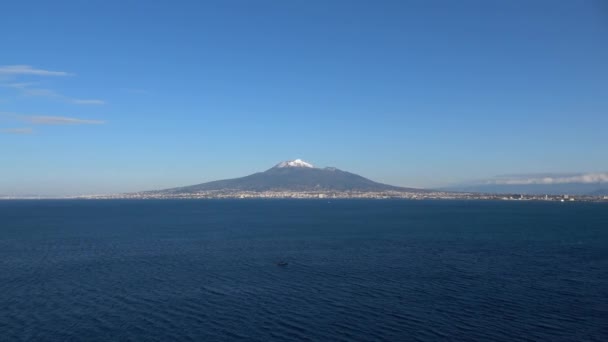 Vesuvius Volcano Stands Out Gulf Naples Landscape Town Vico Equense — Vídeo de stock