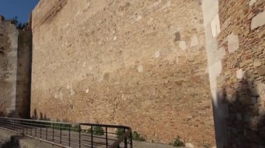 Lucera 'nın görkemli ortaçağ şatosunun dış duvarları. Foggia, İtalya 'nın Puglia eyaletinde yer almaktadır..