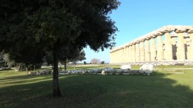 İtalya 'nın Campania eyaletindeki Salerno eyaletindeki arkeoloji parkında antik bir Yunan tapınağının mimarisi.