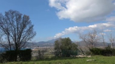 Manzara, İtalya 'nın Campania eyaletinin Salerno eyaletindeki antik bir Greko-Roma şehrinden görüldü..