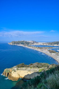 Bacoli Körfezi 'nin panoramik manzarası, İtalya' nın Campania bölgesinde bir kasaba..