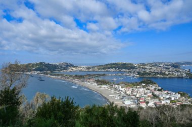 Bacoli Körfezi 'nin panoramik manzarası, İtalya' nın Campania bölgesinde bir kasaba..