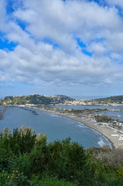 Bacoli Körfezi 'nin panoramik manzarası, İtalya' nın Campania bölgesinde bir kasaba..