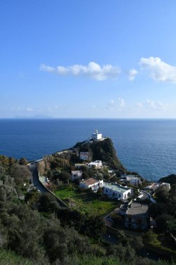 Capo Miseno 'nun deniz feneri, İtalya' nın Napoli Körfezi adalarına bakıyor..