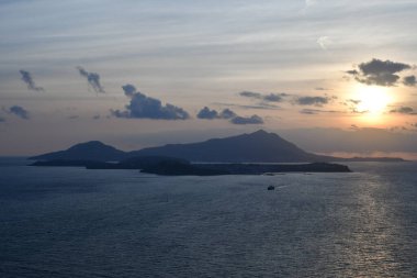  Bacoli Körfezi 'nden gün batımı manzarası, İtalya' nın Campania bölgesinde bir kasaba..