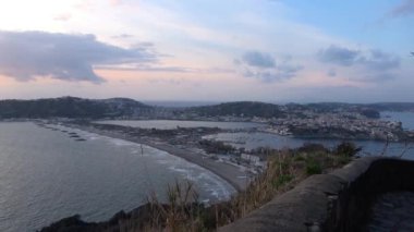 İtalya 'nın Campania kentinin kuzey kıyısındaki Ischia ve Procida adalarında günbatımı