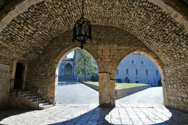 Roma, İtalya yakınlarındaki bir ortaçağ manastırı olan Casamari Manastırı 'na giriş.