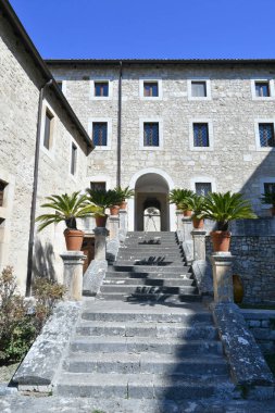 Roma, İtalya yakınlarındaki bir ortaçağ manastırı olan Casamari Manastırı 'na giriş.