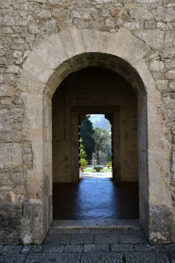 Roma, İtalya yakınlarındaki bir ortaçağ manastırı olan Casamari Manastırı 'na giriş.