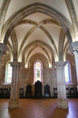 Roma, İtalya yakınlarındaki bir ortaçağ manastırı olan Casamari katedralinin iç mimarisi..