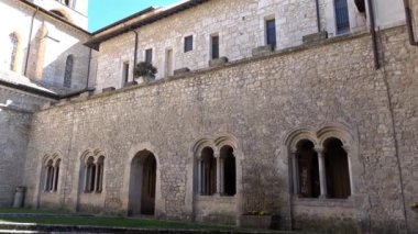 Roma, İtalya yakınlarındaki bir ortaçağ manastırı olan Casamari Manastırı 'nın bahçesinin ve iç avlusunun manzarası.