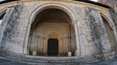 Roma, İtalya yakınlarındaki bir ortaçağ manastırı olan Casamari Manastırı 'na giriş.