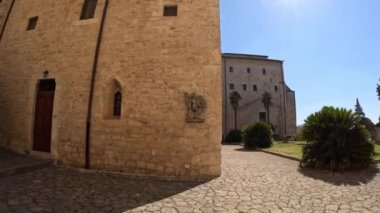 Roma, İtalya yakınlarındaki bir ortaçağ manastırı olan Casamari Manastırı 'na giriş.