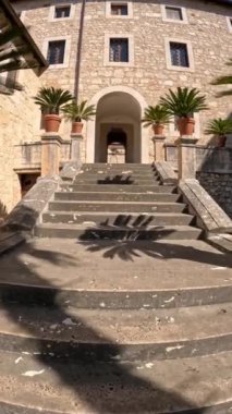 Roma, İtalya yakınlarındaki bir ortaçağ manastırı olan Casamari Manastırı 'na giriş.