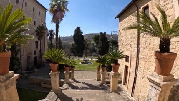 カサマリ修道院の庭園と中庭の眺め イタリアのローマに位置する記念碑的な中世の修道院 — ストック動画