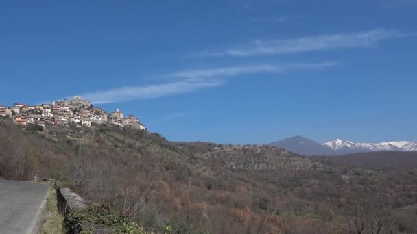 イタリアのラツィオ州の山の中の中世の町フォモーンの小さな村の周りの風景 — ストック動画