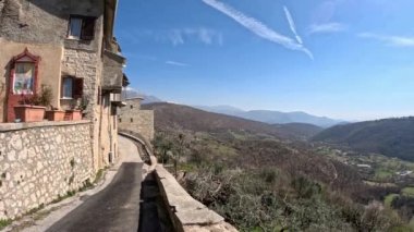 İtalya 'nın Lazio eyaletinin dağlarında bir ortaçağ kasabası olan Torre Cajetani' nin küçük köyünün etrafındaki manzara..
