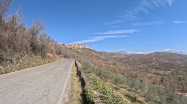 Torre Cajetani 'de dar bir sokak, Lazio eyaletinde küçük bir ortaçağ köyü..