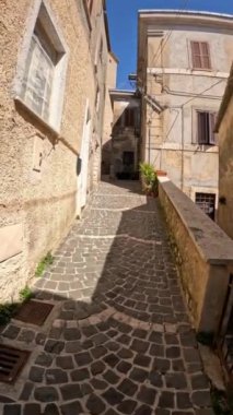 Torre Cajetani 'de dar bir sokak, Lazio eyaletinde küçük bir ortaçağ köyü..
