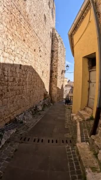 Egy Szűk Utca Torre Cajetani Ban Egy Kis Középkori Falu — Stock videók