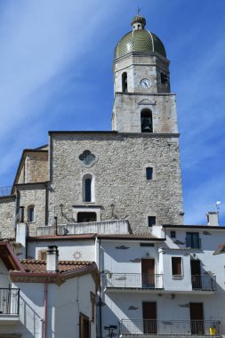 Pietramontecorvino 'da küçük bir kilise, İtalya' nın Puglia eyaletinde bir ortaçağ köyü..
