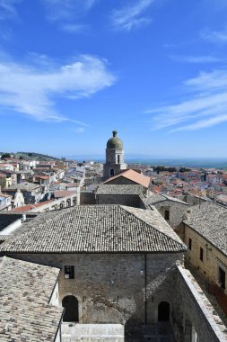 İtalya 'nın Puglia eyaletindeki bir ortaçağ köyü olan Pietramontecorvino' nun panoramik manzarası.