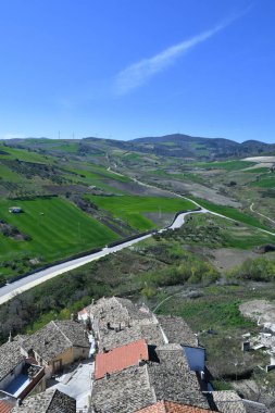 İtalya 'nın Puglia eyaletindeki bir ortaçağ köyü olan Pietramontecorvino' nun panoramik manzarası.