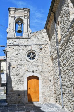 Pietramontecorvino 'da küçük bir kilise, İtalya' nın Puglia eyaletinde bir ortaçağ köyü..