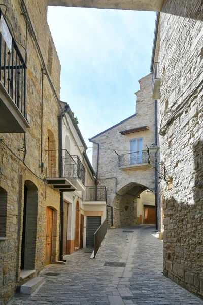 意大利Puglia州的一个中世纪村庄Pietramontecorvino的老房子中一条狭窄的街道 — 图库照片