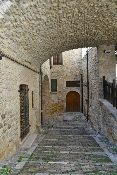 イタリアのプーリア州の中世の村であるPietramontecorvinoの古い家の間の狭い通り — ストック写真