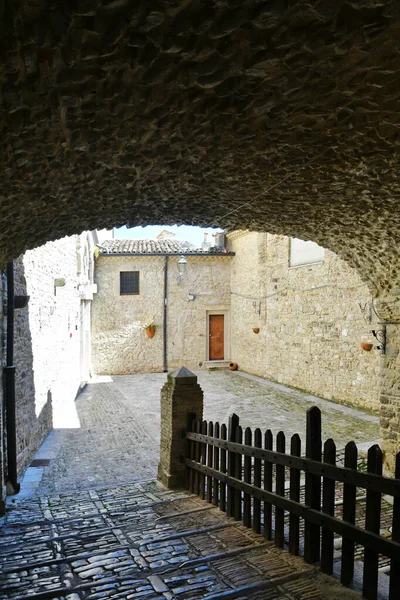 Una Estrecha Calle Entre Las Antiguas Casas Pietramontecorvino Pueblo Medieval — Foto de Stock