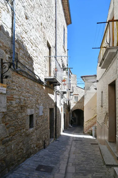 意大利Puglia州的一个中世纪村庄Pietramontecorvino的老房子中一条狭窄的街道 — 图库照片