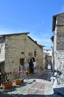 İtalya 'nın Lazio eyaletindeki tarihi bir kasaba olan Fumone' un eski evleri arasında dar bir sokak..