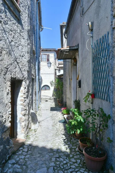 イタリアのラツィオ州の歴史的な町フォモーンの古い家の間の狭い通り — ストック写真