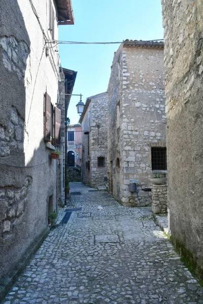 拉齐奥意大利拉齐奥州历史名城福莫内的老房子中一条狭窄的街道 — 图库照片