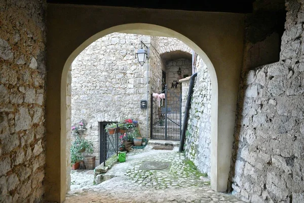 イタリアのラツィオ州の歴史的な町フォモーンの古い家の間の狭い通り — ストック写真