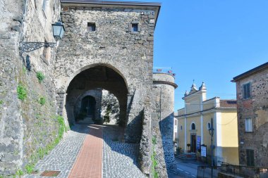 İtalya 'nın Frosinone eyaletindeki bir ortaçağ kasabası olan Pofi' nin eski evleri arasında dar bir sokak..