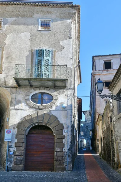 イタリアのフロジノーネ州の中世の町ポフィの古い家の間の狭い通り — ストック写真