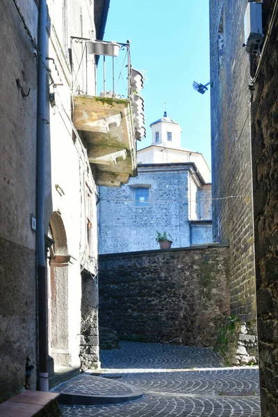 イタリアのフロジノーネ州の中世の町ポフィの古い家の間の狭い通り — ストック写真