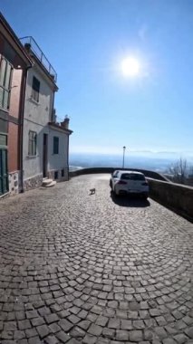 İtalya 'nın Frosinone eyaletinde bir ortaçağ kasabası olan Pofi' nin panoramik manzarası.